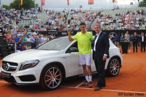Bautista-Agut received the key to his new Mercedes